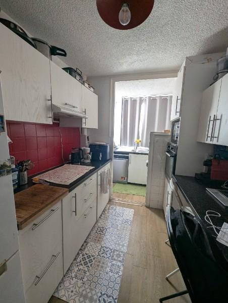 Création d'une cuisine vert sauge et bois ouverte sur salon à Aix-en-Provence