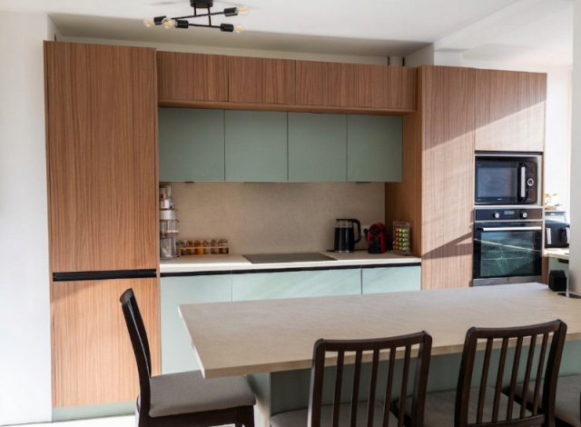 Création d'une cuisine vert sauge et bois ouverte sur salon à Aix-en-Provence