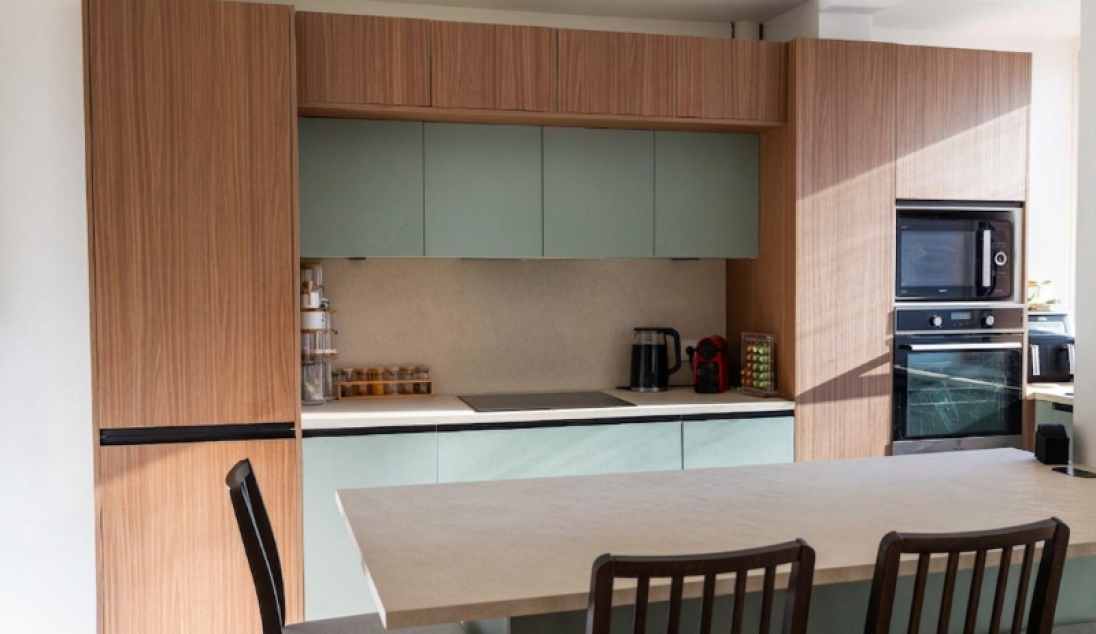 Création d'une cuisine vert sauge et bois ouverte sur salon à Aix-en-Provence