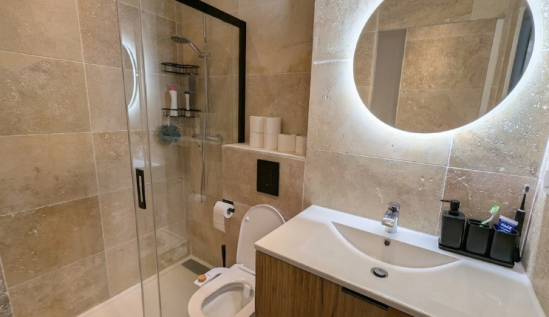 Création d'une salle de bain optimisée en travertin à Puyloubier proche du Var