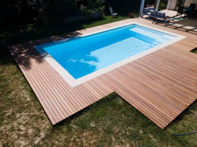 Piscine en bois et aménagement extérieur avec vue sur la Sainte-Victoire à Puyloubier