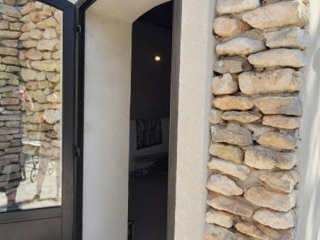 Rénovation contemporaine d’une longère avec véranda dans le Lubéron