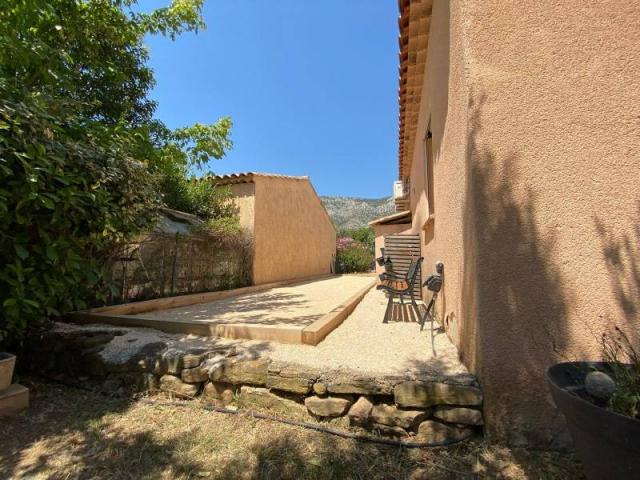 Aménagement d’un terrain de pétanque et d’un espace extérieur comme véritable extension de la maison