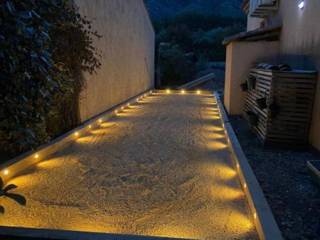 Aménagement d’un terrain de pétanque et d’un espace extérieur comme véritable extension de la maison
