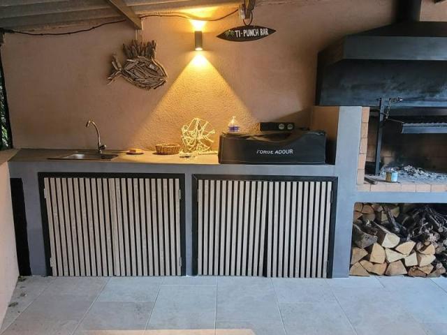 Pool house contemporain sur mesure avec barbecue argentin à Puyloubier