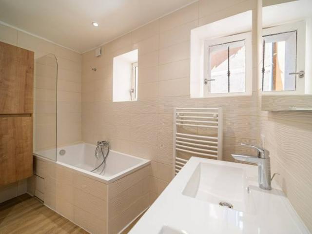 Rénovation d’une salle de bain lumineuse et élégante dans une maison de village à Puyloubier