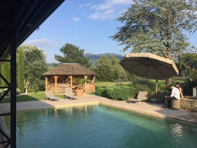 Rénovation d’un château en Provence pour prestations de mariage haut de gamme