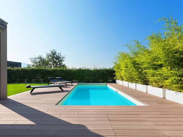 Aménagement extérieur de prestige : Piscine moderne et terrasse de luxe à Aix-en-Provence