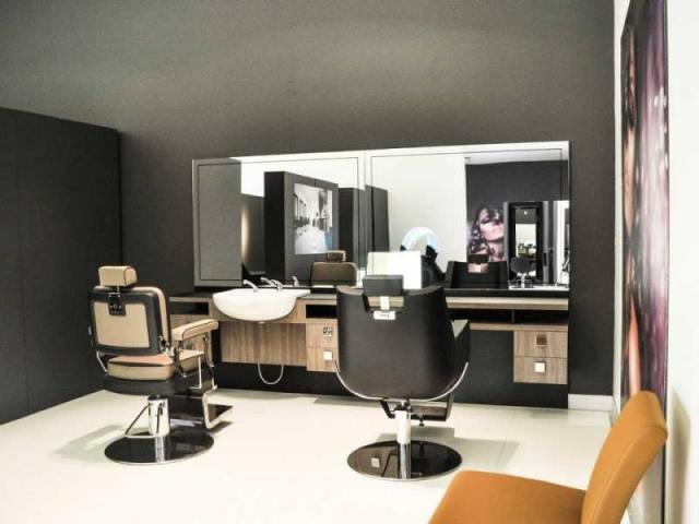 Aménagement complet d’un salon de coiffure au style moderne