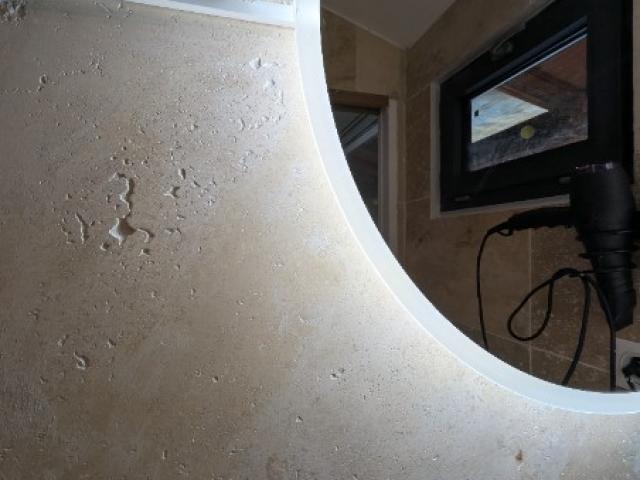 Création d'une salle de bain optimisée en travertin à Puyloubier proche du Var