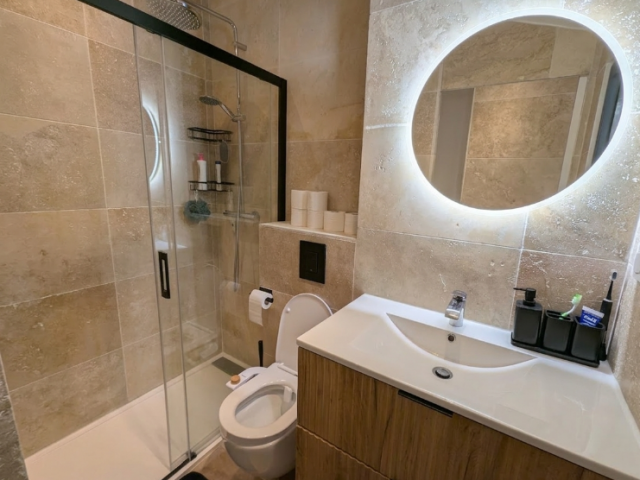 Création d'une salle de bain optimisée en travertin à Puyloubier proche du Var