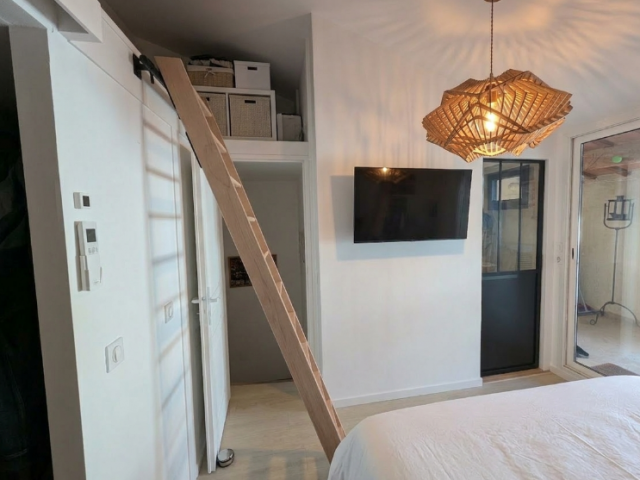 Création d'une salle de bain optimisée en travertin à Puyloubier proche du Var