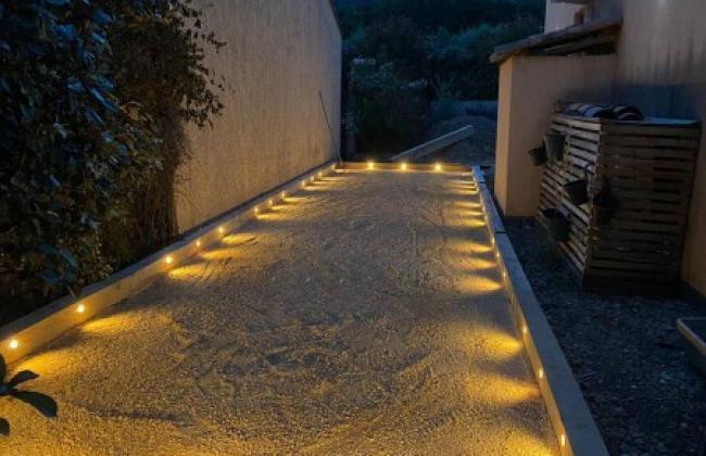 Aménagement d’un terrain de pétanque et d’un espace extérieur comme véritable extension de la maison