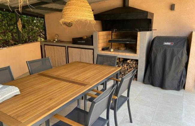 Pool house contemporain sur mesure avec barbecue argentin à Puyloubier