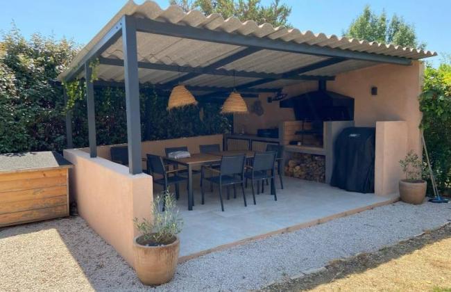 Pool house moderne avec barbecue argentin sur mesure à Puyloubier