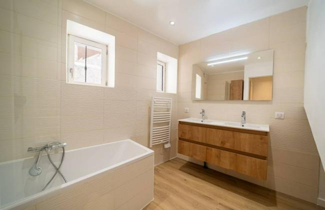 Rénovation d’une salle de bain lumineuse et élégante dans une maison de village à Puyloubier