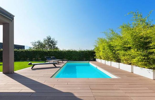Aménagement extérieur de prestige : Piscine moderne et terrasse de luxe à Aix-en-Provence