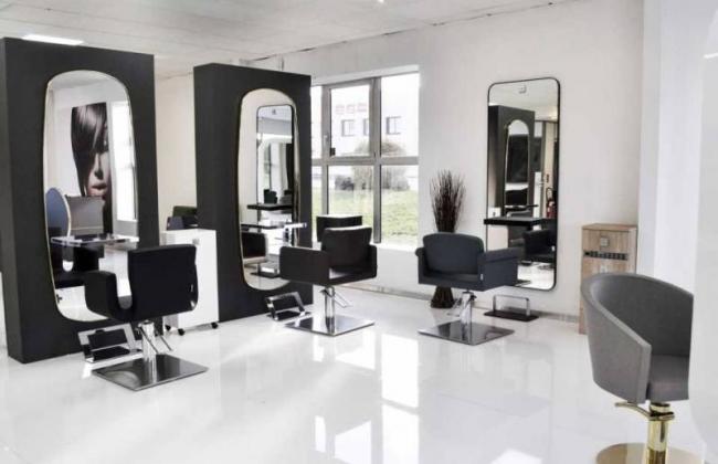 Aménagement complet d’un salon de coiffure au style moderne