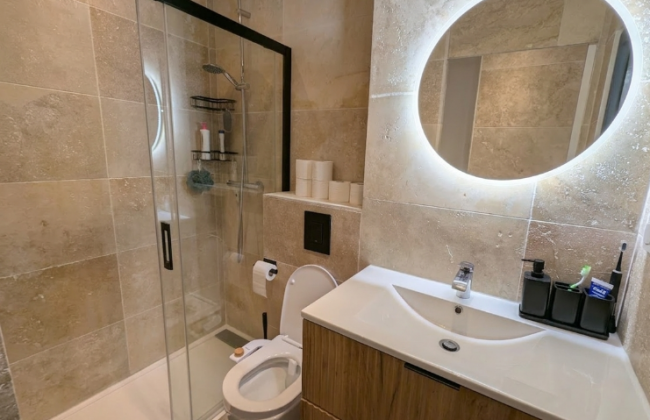 Création d'une salle de bain optimisée en travertin à Puyloubier proche du Var